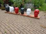 Twee planken  met mannequin hoofden, Ophalen