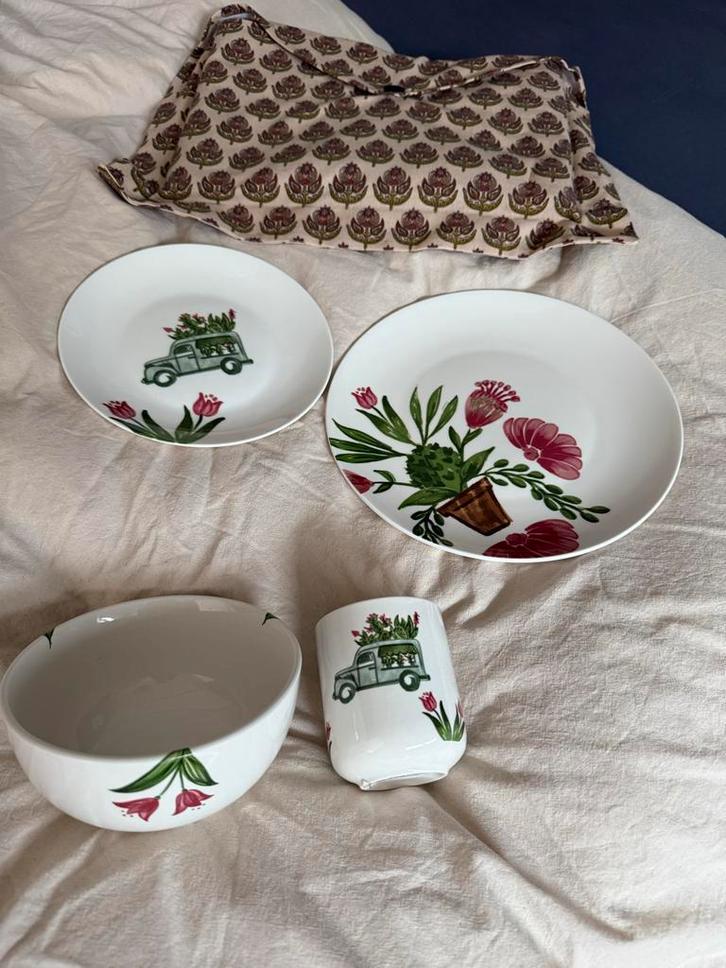 4-delig Servies met Tafelkleed, Huis en Inrichting, Keuken | Servies, Nieuw, Compleet servies, Overige stijlen, Aardewerk, Ophalen of Verzenden