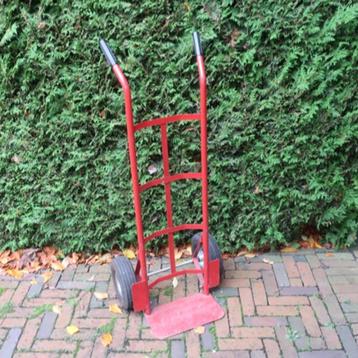 Steekwagen rood metaal goede staat  beschikbaar voor biedingen