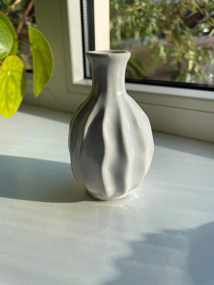 Wit keramieken vaasje, Antiek en Kunst, Antiek | Keramiek en Aardewerk, Ophalen of Verzenden