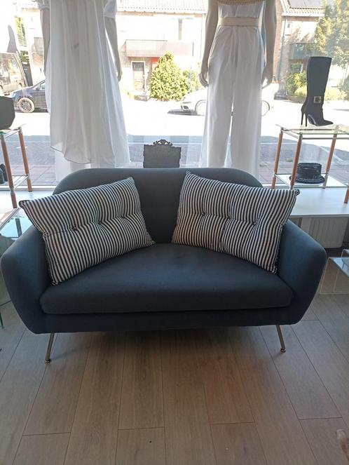 Blauw/grijs design bankje van MADE, Huis en Inrichting, Banken | Sofa's en Chaises Longues, Zo goed als nieuw, Tweepersoons, Minder dan 150 cm
