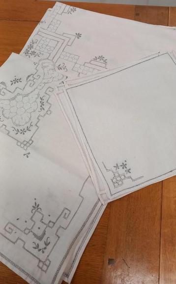 Set tafelkleed, kleedje, 10 servetten  beschikbaar voor biedingen