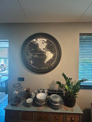 Groot rond wereld deel ,zwart doek met relief beschikbaar voor biedingen