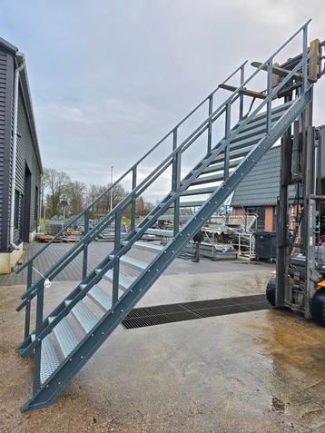 Stalen trap antraciet hoog 3,7mtr. Nor249 beschikbaar voor biedingen