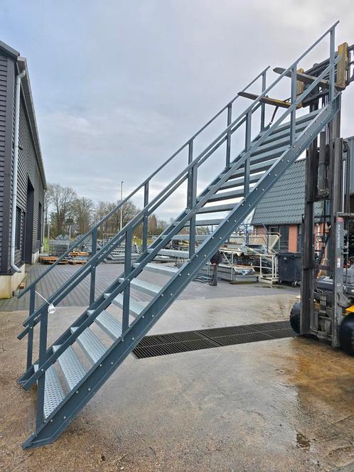 Stalen trap antraciet hoog 3,7mtr. Nor249, Doe-het-zelf en Verbouw, Ladders en Trappen, Zo goed als nieuw, 2 tot 4 meter, Ophalen