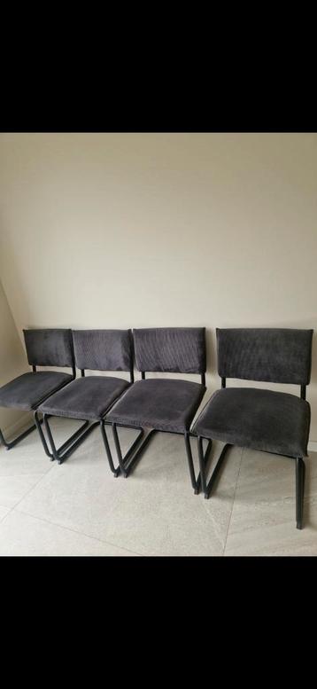 Eetkamerstoelen beschikbaar voor biedingen