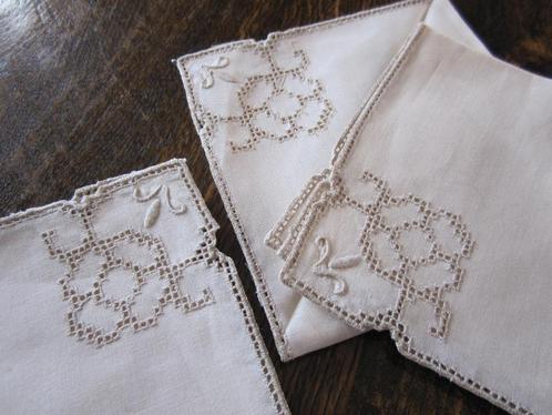 Drie mooie ecru linnen servetten -geborduurd handwerk, Huis en Inrichting, Keuken | Textiel, Zo goed als nieuw, Overige kleuren