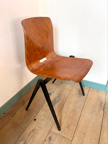 Vintage schoolstoel – Pagholz, zwart frame, jaren ’60 beschikbaar voor biedingen