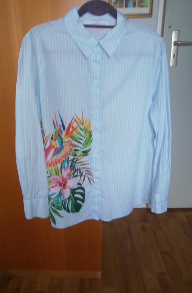 Mooie lange blouse mt M lichtblauw met print als nieuw., Kleding | Dames, Blouses en Tunieken, Nieuw, Maat 38/40 (M), Blauw, Ophalen of Verzenden