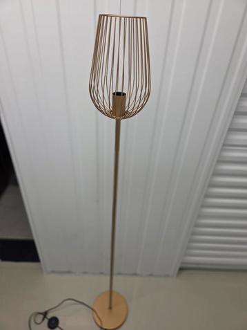 Ongebruikte lamp, draadstaal, goudkleurig beschikbaar voor biedingen