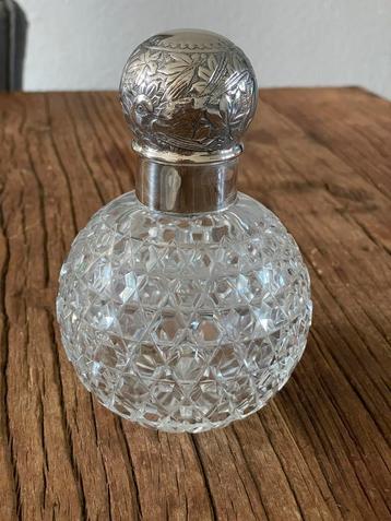 Kristallen Flesje met Zilveren Dop - Engels beschikbaar voor biedingen