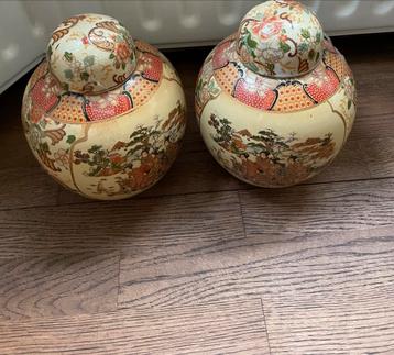 Twee decoratieve potten met deksel beschikbaar voor biedingen