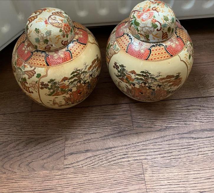 Twee decoratieve potten met deksel, Antiek en Kunst, Antiek | Keramiek en Aardewerk, Ophalen of Verzenden