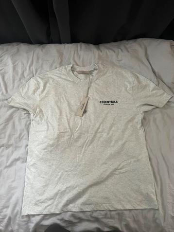 Essentials tshirt beschikbaar voor biedingen