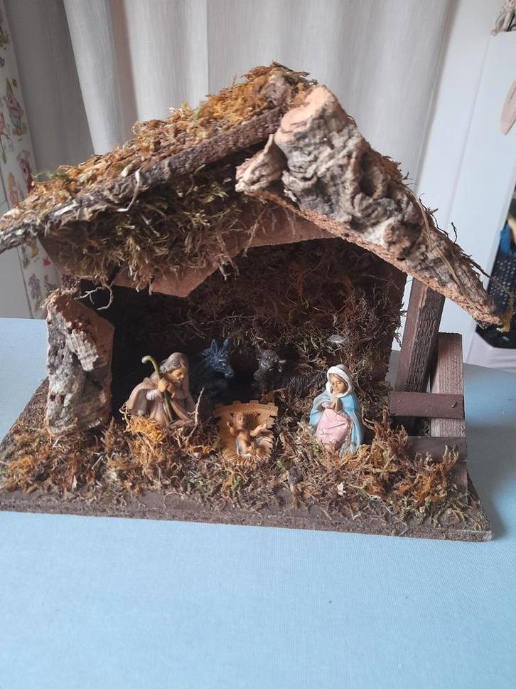 Kerststal met figuren, Antiek en Kunst, Antiek | Religie, Ophalen of Verzenden