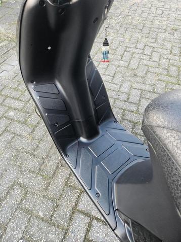 PIAGGIO TYPHOON 2T 50CC BJ 2002 ZWART 3489KM! TOPSTAAT! beschikbaar voor biedingen