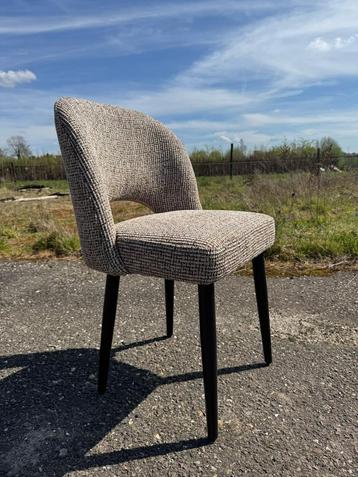 Prachtige design eetkamerstoelen boucle tinten. Stoelen.