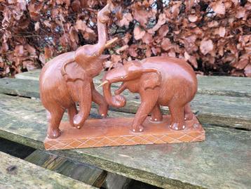 2 levensechte handgemaakte houten olifanten tegenover elkaar beschikbaar voor biedingen