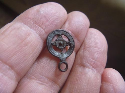Bodemvondst. Profaan insigne. Draagoogje. 14e - 15e eeuw, Antiek en Kunst, Antiek | Tin, Ophalen of Verzenden