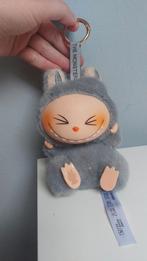 Labubu pop mart Hehe closed eyes grijs, Ophalen of Verzenden, Zo goed als nieuw, Konijn