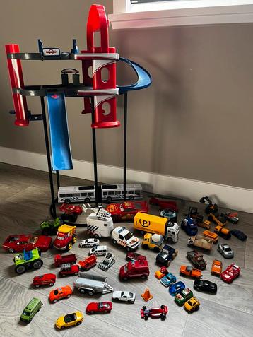 Garage met wel 50 voertuigen. beschikbaar voor biedingen