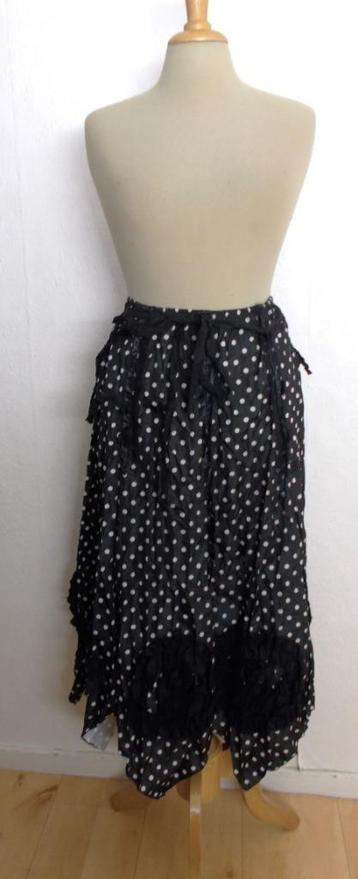 Aparte zwarte fijne stippen rok met details! L beschikbaar voor biedingen