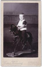 CDV - Kind Jongen Hobbelpaard Speelgoed - Foto Henning, Gebruikt, Foto, Ophalen of Verzenden, Voor 1940
