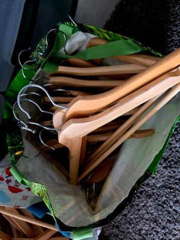 Houten kledinghangers  beschikbaar voor biedingen