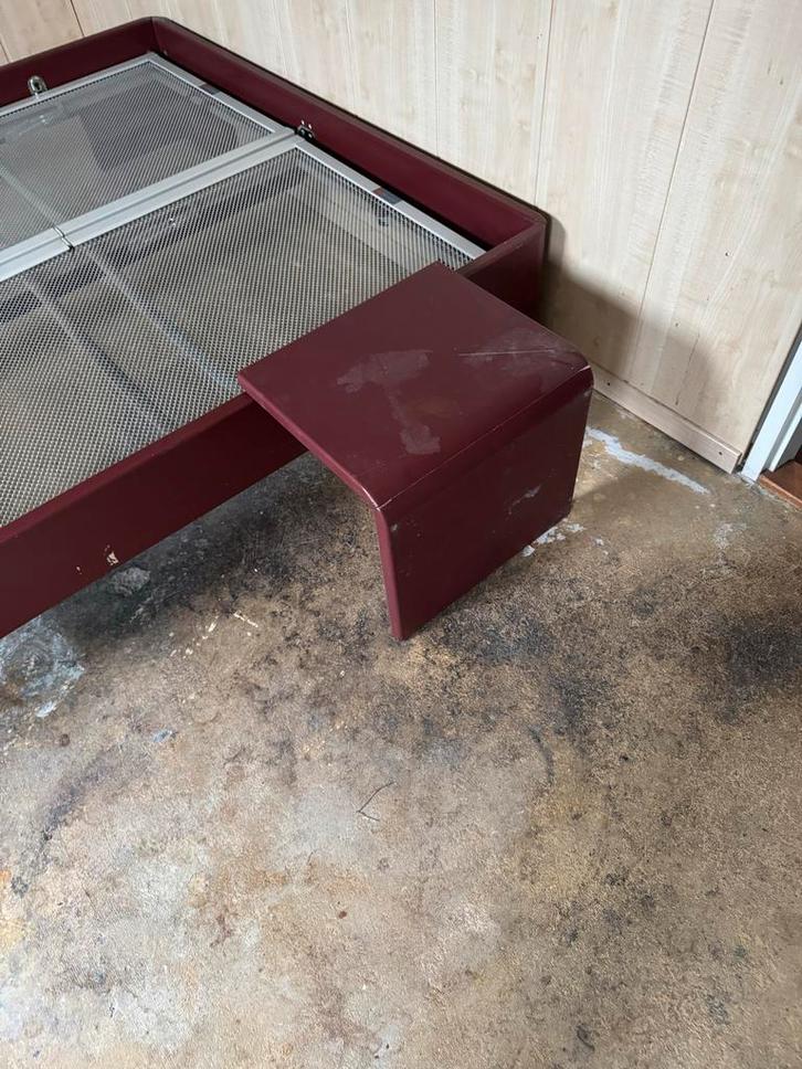 Tweepersoons bedframe - opknapper, Huis en Inrichting, Slaapkamer | Bedden, Gebruikt, Tweepersoons, 160 cm, 200 cm, Metaal, Rood