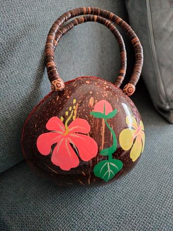 Kokosnoot Tasje met Bloemen beschikbaar voor biedingen