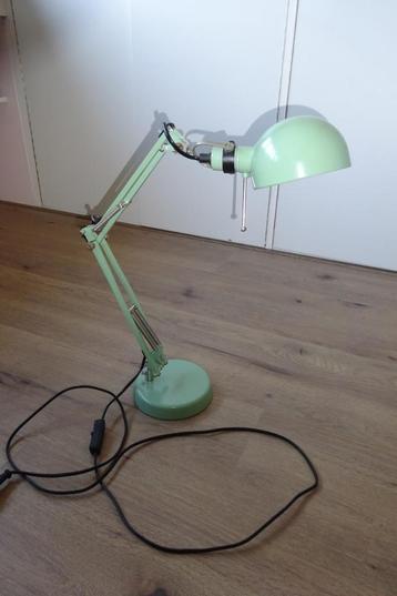 Lichtgroene bureaulamp beschikbaar voor biedingen