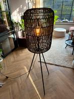 Vloerlamp Rami Kwantum zwart met lichtbron, Huis en Inrichting, Lampen | Vloerlampen, Ophalen, Zo goed als nieuw, Metaal