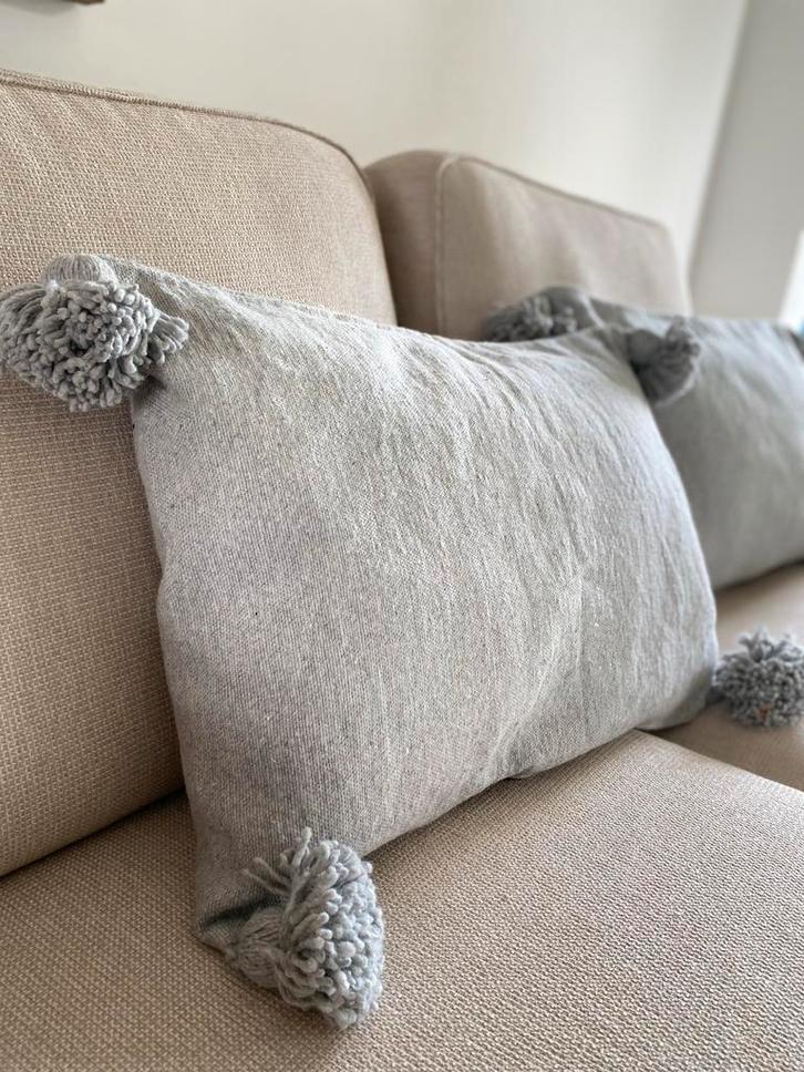 Grijs Pompom Kussen - 60x40 cm, Huis en Inrichting, Woonaccessoires | Kussens, Nieuw, Grijs, Rechthoekig, Ophalen of Verzenden