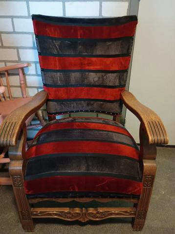 Antieke fauteuil met gestreepte bekleding beschikbaar voor biedingen