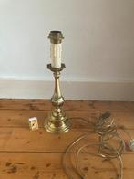 Kitsch kaars op klassieke goudkleurige lampvoet kandelaar, Gebruikt, Ophalen of Verzenden, Kandelaar, 25 tot 50 cm