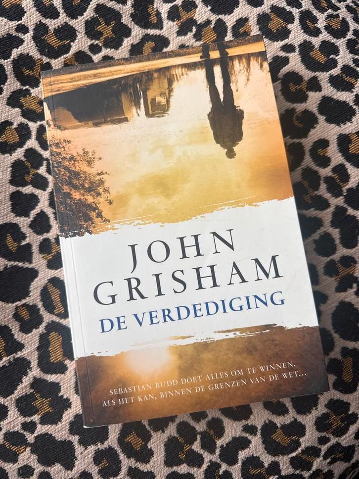 BOEK ; De Verdediging - John Grisham, Boeken, Thrillers, Zo goed als nieuw, Nederland, Ophalen of Verzenden