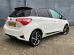 TOYOTA Yaris 1.5 Hybrid 100pk Automaat Dynamic Bi-Tone | Car, Auto's, Toyota, 12 maanden, Gebruikt, 4 cilinders, Wit