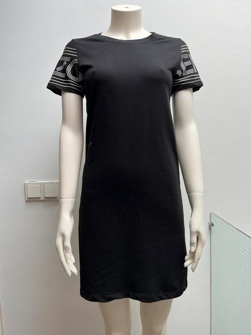 Kenzo jurk maat XS zwart met zwart/wit mouwtje met logo, Kleding | Dames, Jurken, Zo goed als nieuw, Maat 34 (XS) of kleiner, Zwart