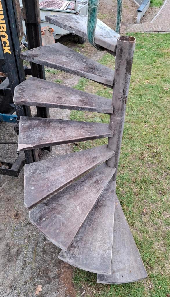 Gebruikte wenteltrap - Ideaal voor projecten!, Doe-het-zelf en Verbouw, Ladders en Trappen, Gebruikt, Minder dan 2 meter, Ophalen