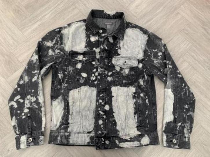 Zwarte met witte gevlekte jeans jacket maat M!, Kleding | Heren, Spijkerbroeken en Jeans, Nieuw, Overige jeansmaten, Overige kleuren