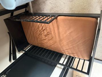 Peuterbed met matras en beddengoed beschikbaar voor biedingen