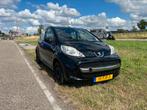 Peugeot 107 1.0 12V 5DR 2012 Zwart, Auto's, Peugeot, Voorwielaandrijving, Stof, 4 stoelen, Handgeschakeld