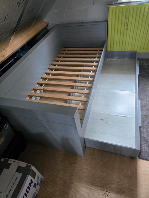 WOOOD bedbank Dennis grenen betongrijs, Huis en Inrichting, Slaapkamer | Bedden, Gebruikt, Eenpersoons, 90 cm, 200 cm, Hout, Grijs