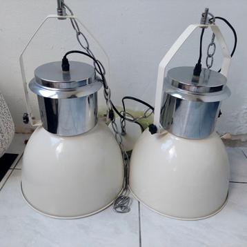 Twee industriële hanglampen 