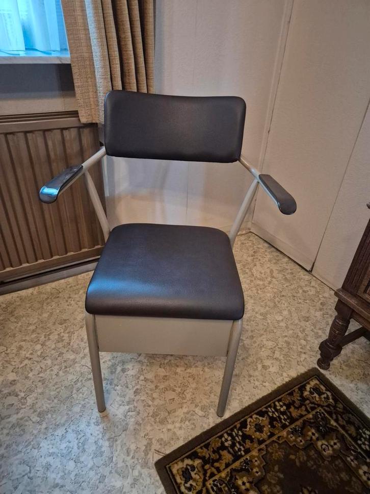 WC Stoel - Perfecte Staat!, Huis en Inrichting, Stoelen, Zo goed als nieuw, Eén, Kunststof, Metaal, Grijs, Ophalen of Verzenden