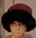 Vilten hoed bordeaux/aubergine rood met zwarte (nep)bontrand, Ophalen of Verzenden, Zo goed als nieuw, 58 cm (L, 7¼ inch) of meer