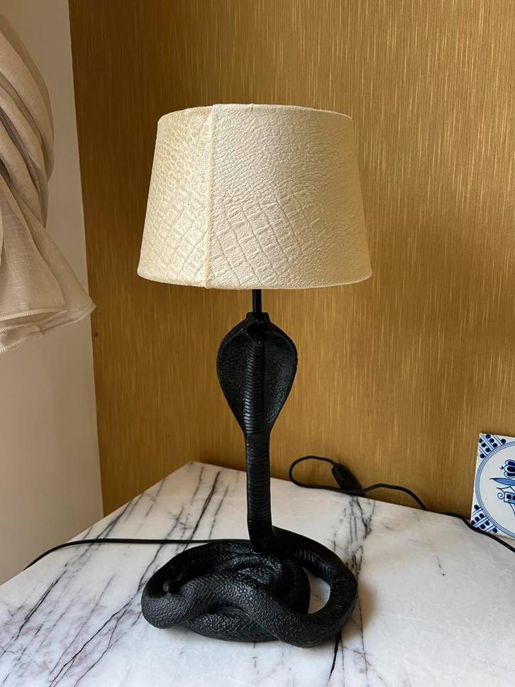 Zwarte slangen tafellamp met lampenkap, Huis en Inrichting, Lampen | Tafellampen, Zo goed als nieuw, 50 tot 75 cm, Kunststof, Ophalen