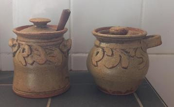 2 vintage bruine aardewerk potten met deksel beschikbaar voor biedingen