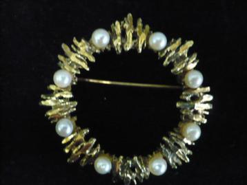 zeer mooie broche 14 krt. 585 gouden met 8 echte parels   beschikbaar voor biedingen