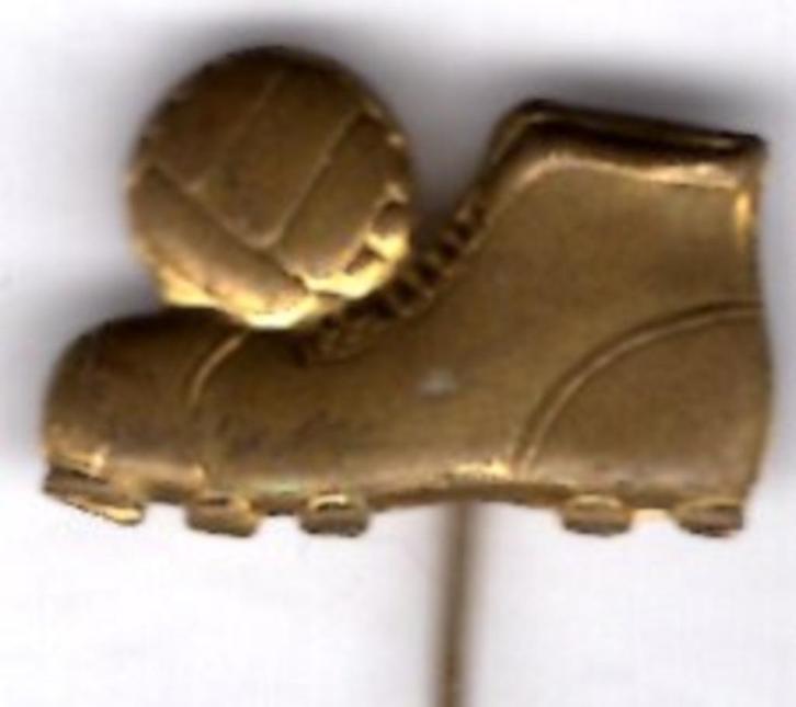 Voetbalschoen met bal koper blik speldje ( Z_191 ), Verzamelen, Speldjes, Pins en Buttons, Zo goed als nieuw, Speldje of Pin, Sport